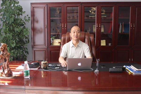 董事長(zhǎng).jpg 董事長(zhǎng).jpg